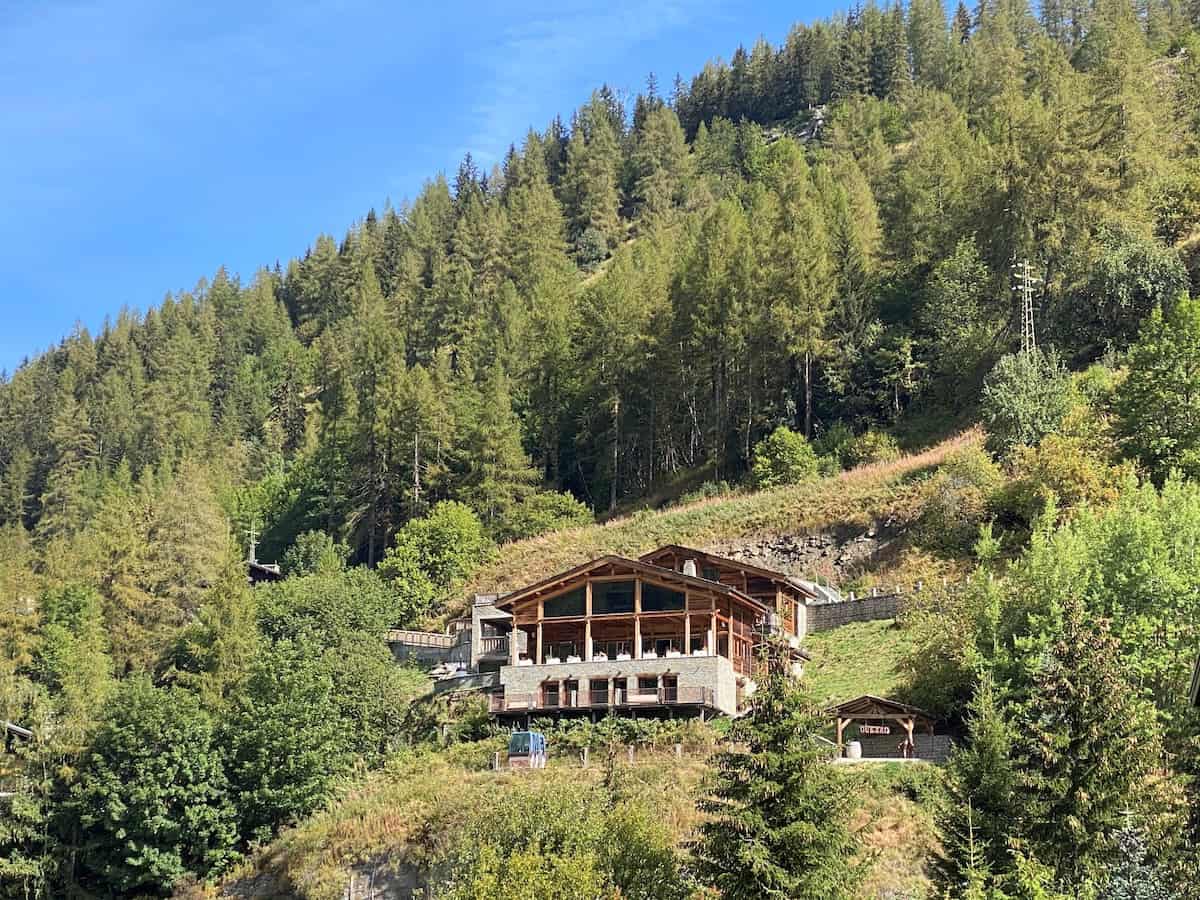 Le chalet Quézac l'été à la montagne